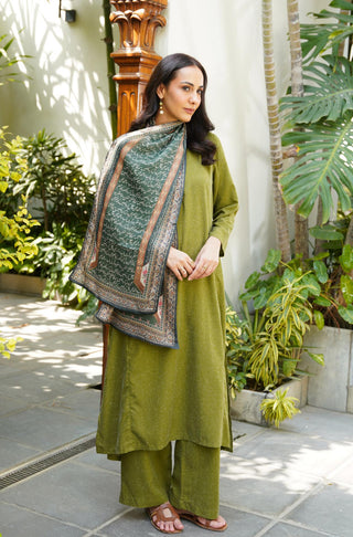 Shopmanto, Pakistani Urdu calligraphy clothing brand, wear Manto ready-to-wear women's Musafir Crinke Silk stole featuring words of Nida Fazli in hijab-friendly design, available in bottle green color. 