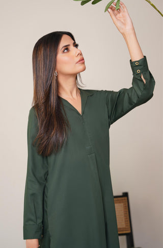 Shopmanto, wear manto, manto clothing brand, manto pakistan, ladies clothing brand, urdu calligraphy clothing, wearmanto women's collection wash n wear 2 piece solid emerald green colour kurta and pajama mira set, women 2 piece solid coord set