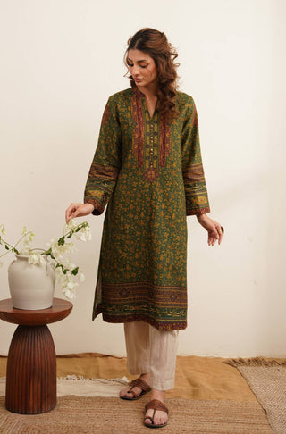 Zarf Kurta made from Khaddar is a straight kurta with Calligraphy of Urdu Poetry by Haidar Ali Aatish.