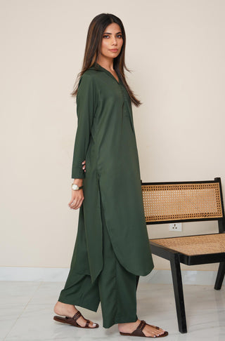 Shopmanto, wear manto, manto clothing brand, manto pakistan, ladies clothing brand, urdu calligraphy clothing, wearmanto women's collection wash n wear 2 piece solid emerald green colour kurta and pajama mira set, women 2 piece solid coord set