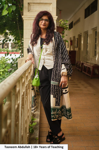 Tasneem Abdullah in Manto's Unisex Teacher's Day Azm Odhni with Urdu Calligraphy