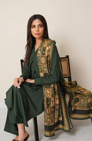 Shopmanto, wear manto, manto clothing brand, manto pakistan, ladies clothing brand, urdu calligraphy clothing, wearmanto women's collection wash n wear 2 piece solid emerald green colour kurta and pajama mira set, women 2 piece solid coord set