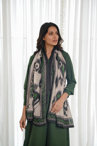 Shopmanto, Pakistani Urdu calligraphy clothing brand, wear Manto ready-to-wear women's Dastoor Swiss Lawn scarf featuring Jigar Moradabadi's poetry in hijab-friendly design, available in black and green.