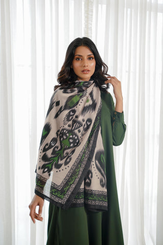 Shopmanto, Pakistani Urdu calligraphy clothing brand, wear Manto ready-to-wear women's Dastoor Swiss Lawn scarf featuring Jigar Moradabadi's poetry in hijab-friendly design, available in black and green.