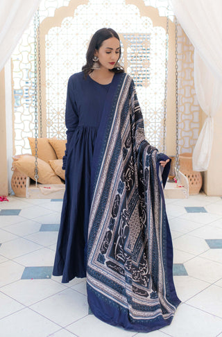 Shopmanto, wear manto, odhni, shawl, chaddar, manto odhni, manto scarves, manto stoles, manto, clothing brands, women shawl, ladies shawl, women shawl in blue and white, women shawl with random words calligraphed in urdu, blue and white odhni, dupatta, blue dupatta, urdu calligraphy, urdu calligraphy clothes, manto calligraphy clothes, rashk shawl, blue and white, manto rashk odhni, rashk shawl blue and white, blue shawl, white shawl