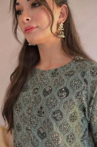 Shopmanto, wear manto, manto clothing brand, manto pakistan, ladies clothing brand, urdu calligraphy clothing, Manto women khaddar mumtaz teal green kurta with urdu calligraphy, winter collection, khaddar collection