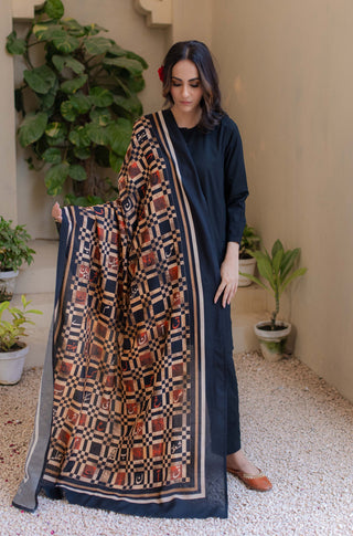 Shopmanto, wear manto, odhni, shawl, chaddar, manto odhni, manto scarves, manto stoles, manto, clothing brands, women shawl, ladies shawl, women shawl in black, women shawl with random words calligraphed in urdu, urdu calligraphy, urdu calligraphy clothes, manto calligraphy clothes, alfaaz odhni, shades of fire, manto alfaaz odhni