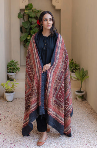 Shopmanto, wear manto, odhni, shawl, chaddar, manto odhni, manto scarves, manto stoles, manto, clothing brands, women shawl, ladies shawl, women shawl in maroon, urdu calligraphy on women shawl, urdu calligraphy, urdu calligraphy clothes, manto calligraphy clothes, rashk odhni, maroon shawl,  manto rashk odhni